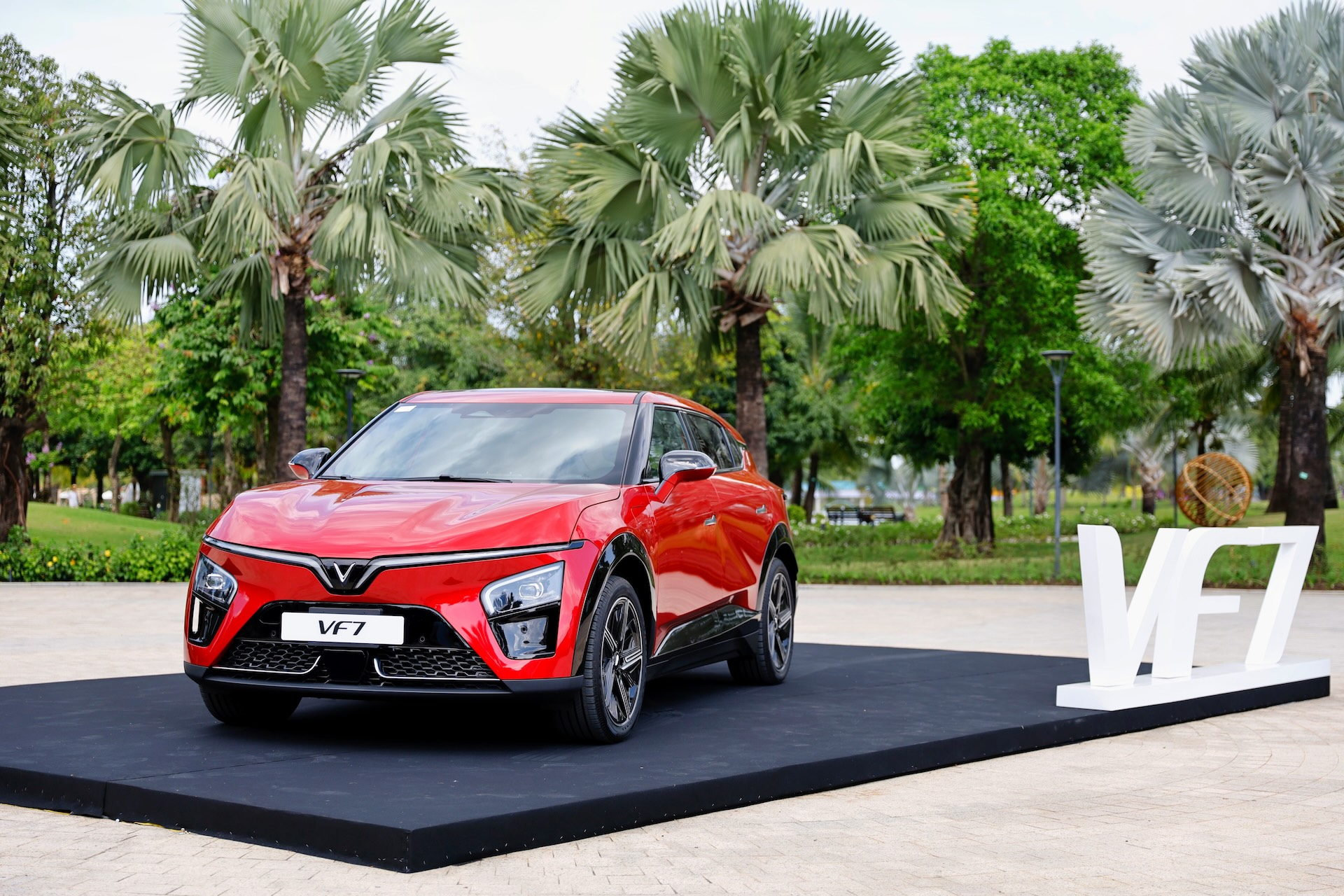 VinFast sẽ chính thức nhận đặt cọc mẫu xe VF 7 - ưu đãi 30 triệu cho khách hàng tiên phong

